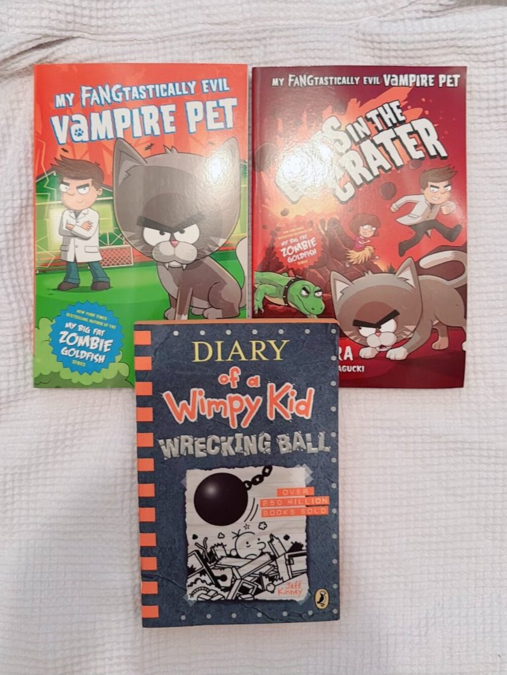 Lot of Vampire Pet and Diary of Wimpy Kid